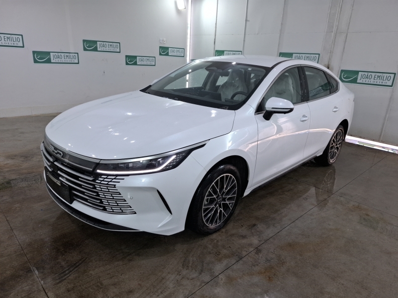 Foto de BYD KING GS 1.5 16V AUT (HIBRIDO) 2025 / 2026 BRANCA GASOLINA / ELETRICO (N° FIPE 95011-4)