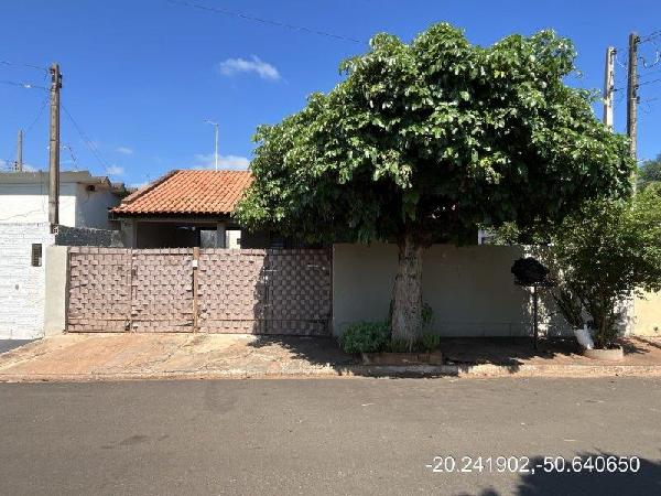 Foto de Casa em leilão no bairro Centro em Urânia - SP