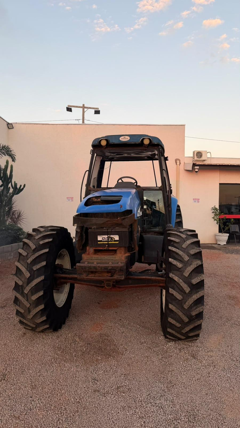 Foto de Trator Agrícola New Holland TM150