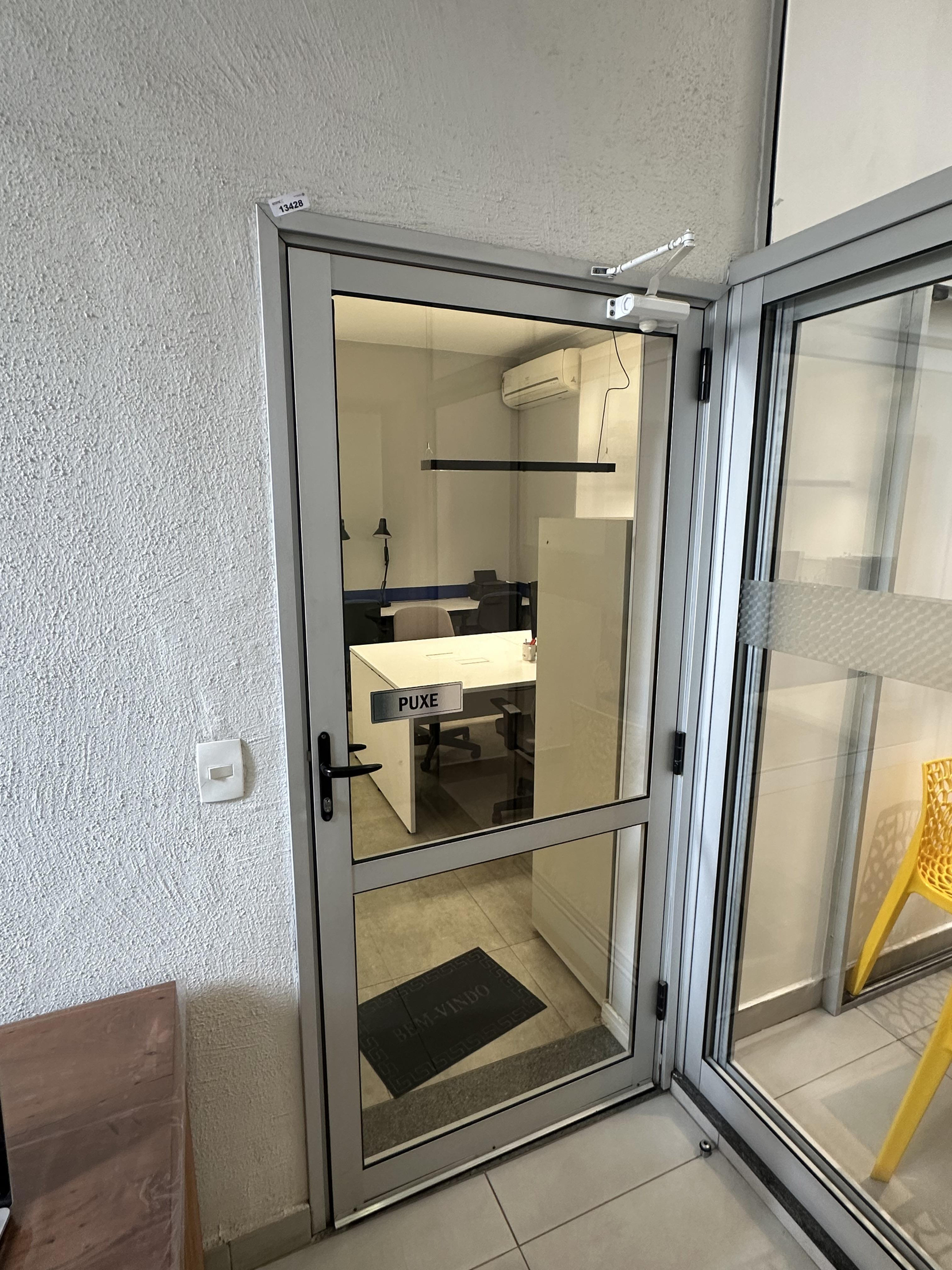 Foto de PORTA DE VIDRO E ALUMÍNIO - COM BATENTE E GUARNIÇÕES - (AVALIAÇÃO DA RETIRADA SEM QUEBRA DO BEM, POR CONTA E RISCO DO COMPRADOR) - CÓDIGO: 13428 - MEDIDAS APROX.: 2060X900MM - LOCAL: ÁREA EXTERNA