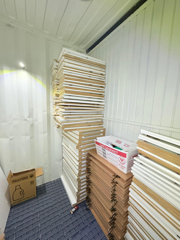 Foto de Box 717/1 - box 15m3BENS:Peças desmontadas em MDF, possivelmente oriundas de cabines/divisórias.LOCAL:The... Local do bem: Servidão Manoel Libanio da Costa, 201 - João Paulo - Florianópolis/SC