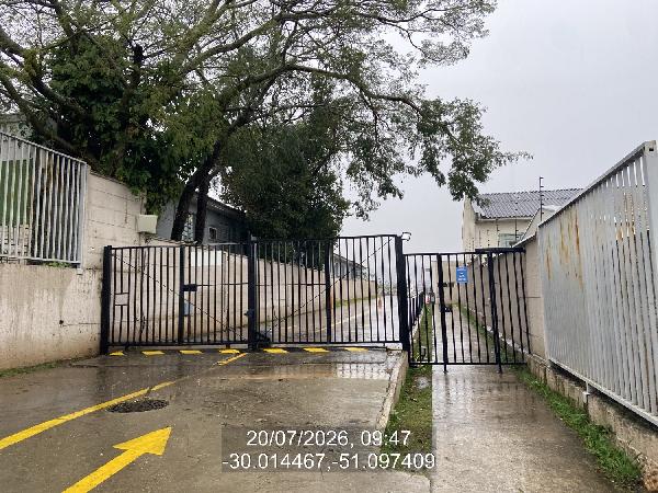 Foto de Apartamento em leilão no bairro Rubem Berta em Porto Alegre - RS