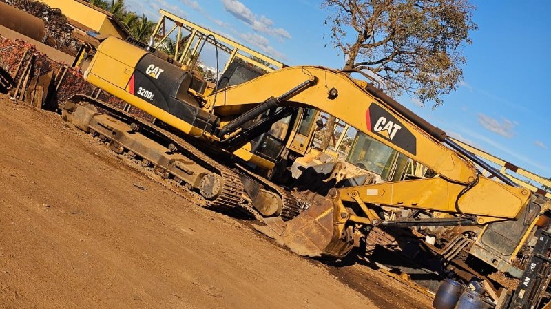 Foto de ESCAVADEIRA HIDRÁULICA MARCA CATERPILLAR MODELO 320DL; ANO 2017; CABINE FECHADA - EQUIP. FUNCIONANDO