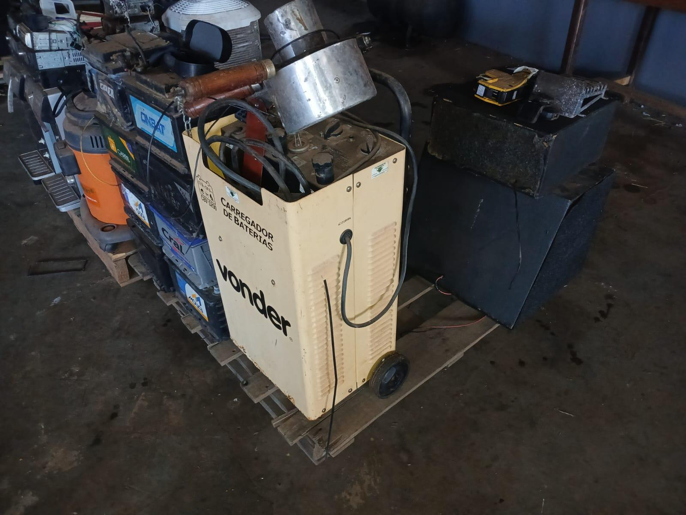 Foto de CARREGADOR DE BATERIA 24v E 12v COM AUXILIAR DE PARTIDA VONDER, ASPIRADOR DE PÓ, BATERIAS DIVERSAS, AR CONDICIONADO