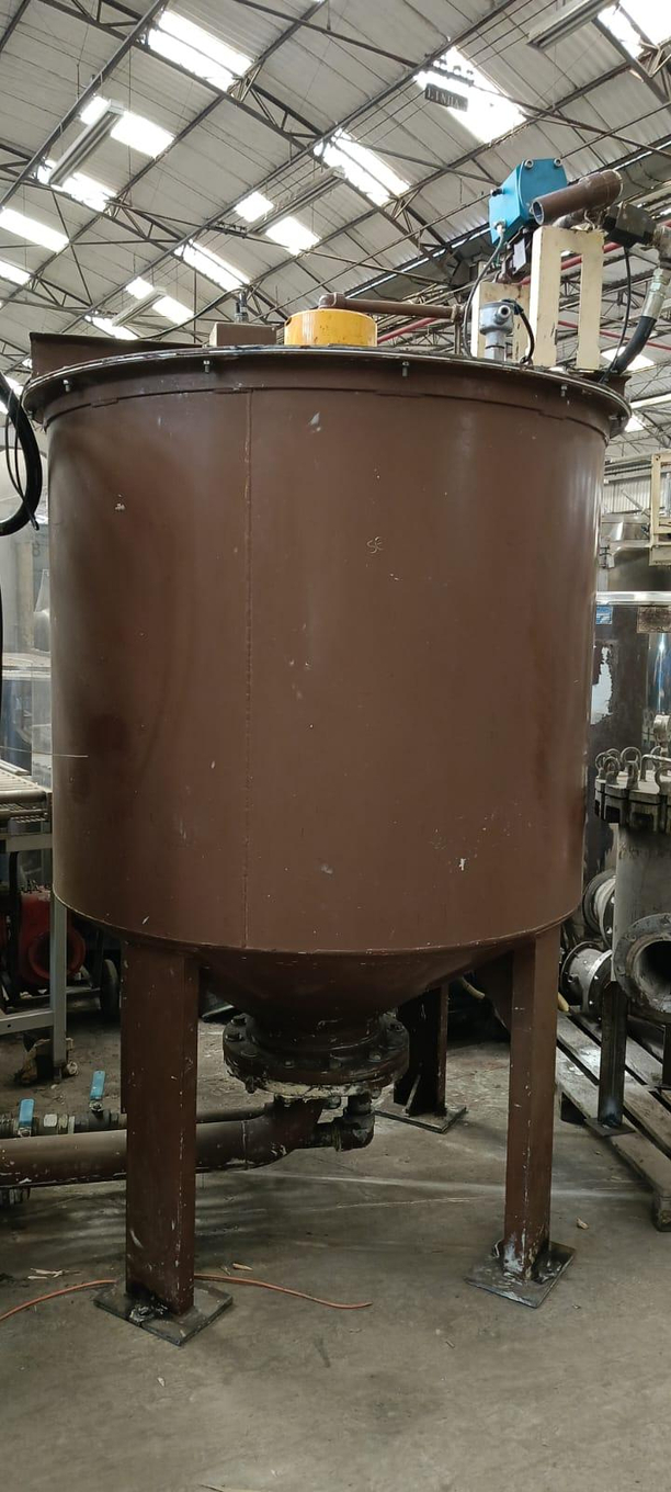 Foto de TANQUE EM AÇO CARBONO COM MISTURADOR, CAPACIDADE 1.600 LITROS