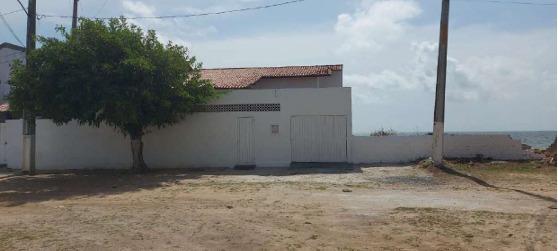 Foto de Uma casa no lote de propriedade de terras próprias denominada “GULANDIM ”ou “ENSEADA DE CATUAMA” . Segundo informações a casa tem 04 quartos, sendo uma suíte, 02 banheiros, 01 sala grande, cozinha, quintal. Casa a beira mar com 450m² de área total. Aceita parcelamento! Entrada mínima: 25% Máximo de
