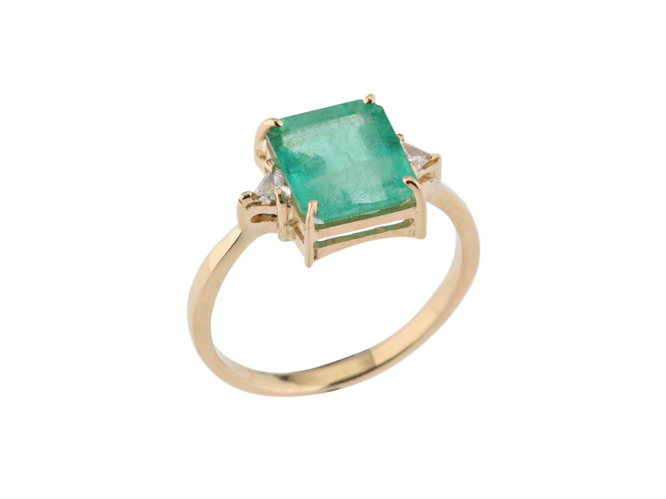 Foto de Anel de ouro amarelo 18k, esmeralda regulando 3,00ct e diamantes triangulares. Cerca de 3,1g. Medida 19/20.