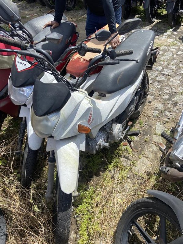 Foto de HONDA/POP 110I, ANO/MOD 2015/2016, COR BRANCA, COMBUSTIVEL GASOLINA, PLACA QLD3448 - AL, RENAVAM 1070209586, ID CHASSI 9C2JB0100GR017136, ID