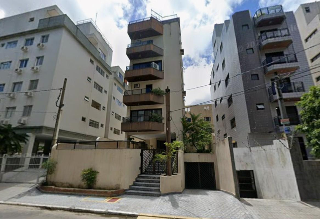 Foto de Apartamento em leilão no Edifício Aline em Guarujá - SP