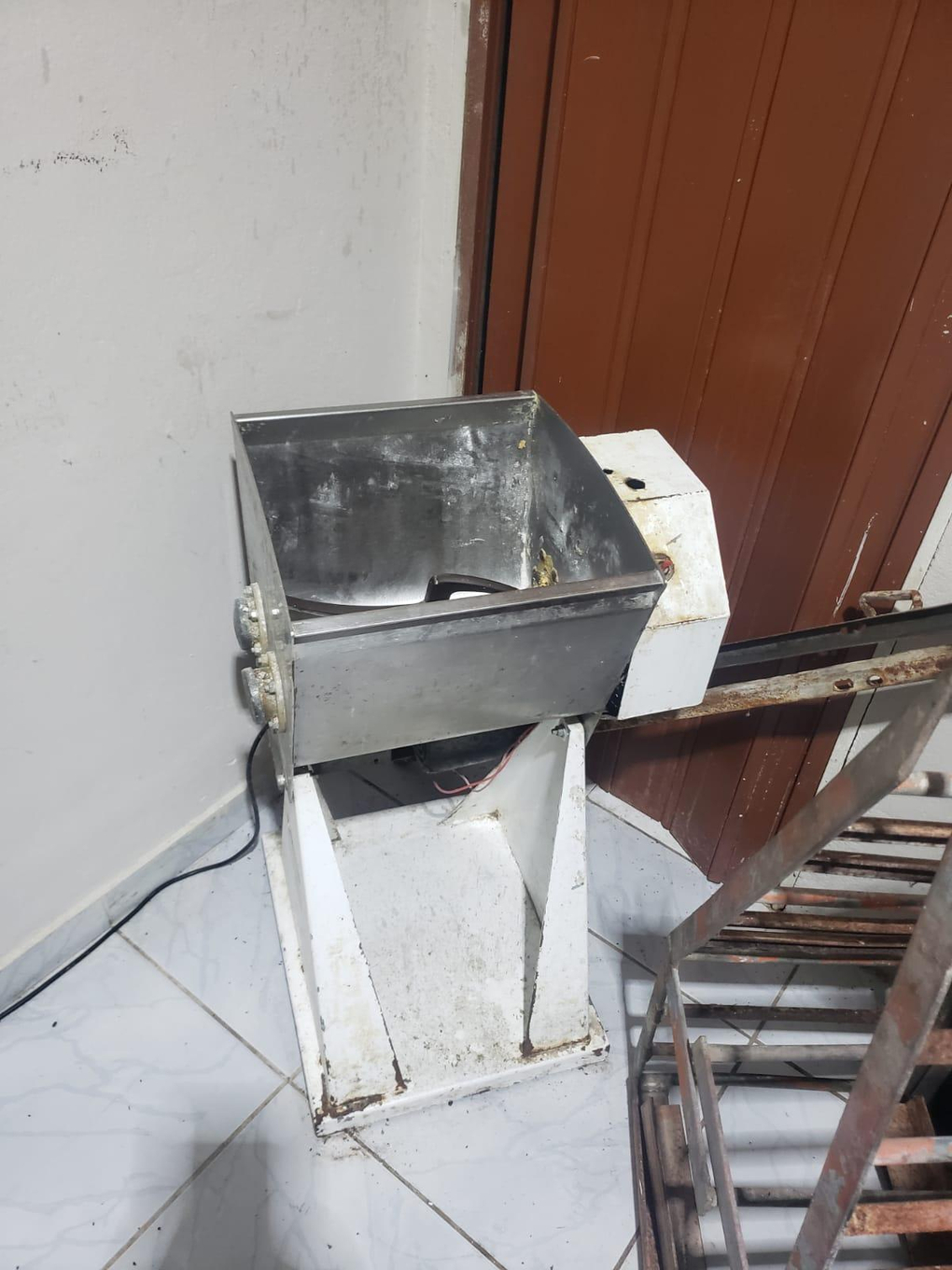 Foto de MASSEIRA/BATEDEIRA DE MASSA INDUSTRIAL FUNCIONANDO