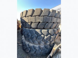 Foto de 6 Pneus com Cravos Michelin 24.00 R49