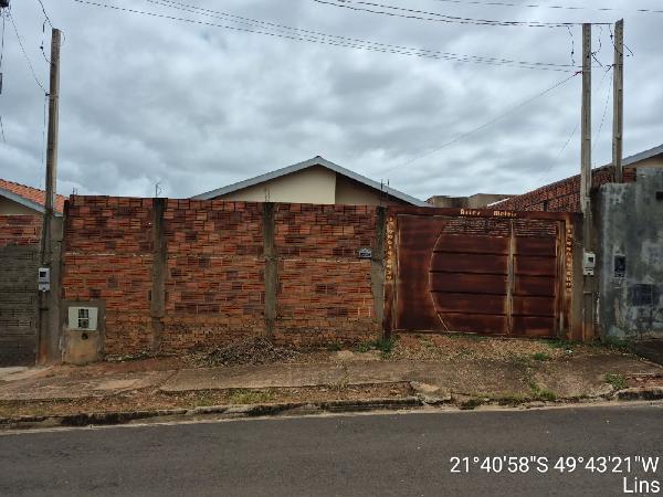Foto de Casa em leilão no Residencial Parque das Flores em Lins - SP
