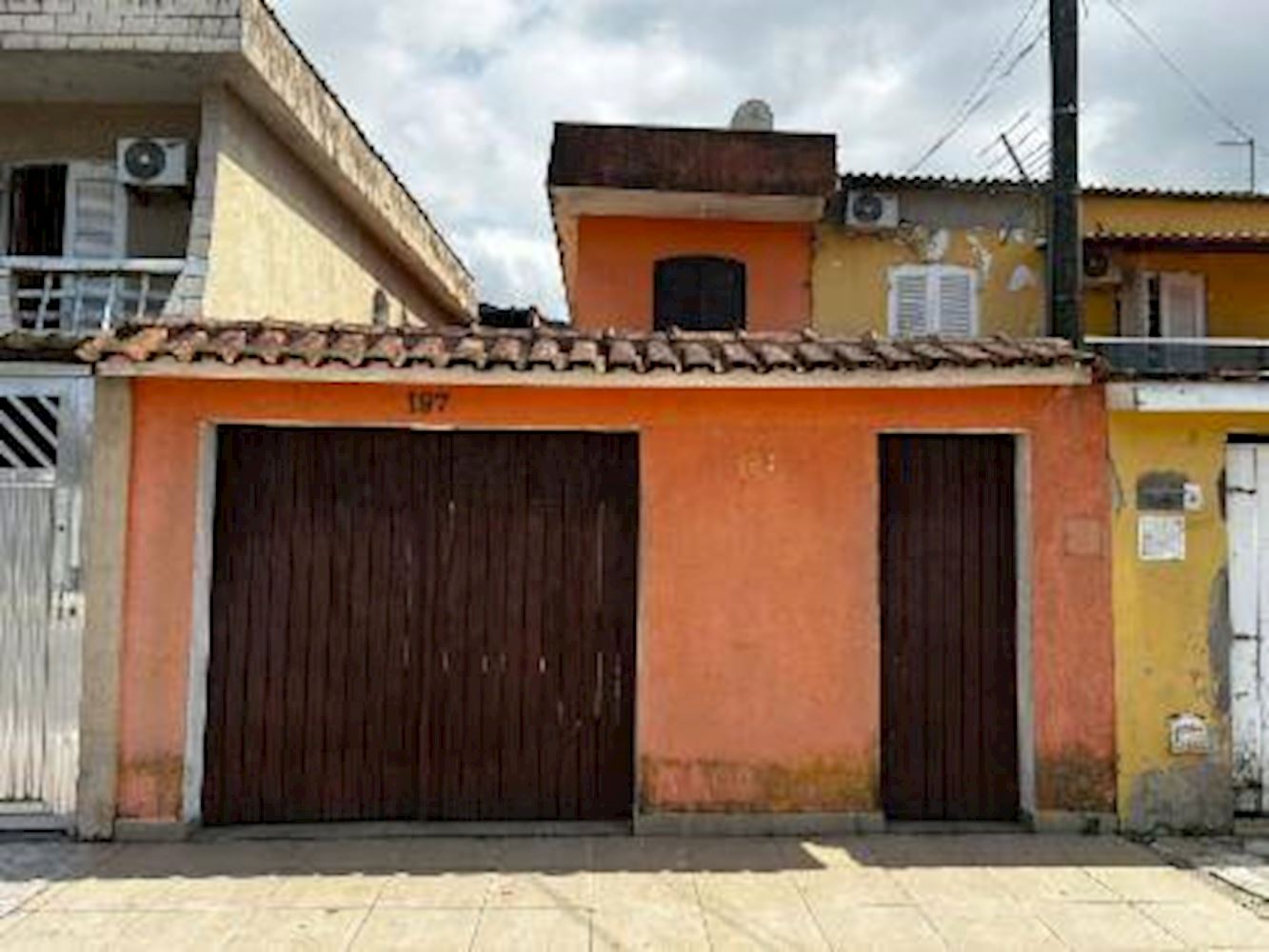 Foto de Casa em leilão no bairro Jardim Santa Maria em Guarujá - SP