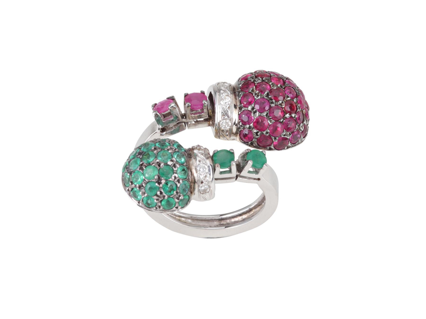 Foto de Anel de ouro branco 18k, diamantes lapidação brilhante, esmeraldas e rubis. Cerca de 8,6g. Medida 11/12.