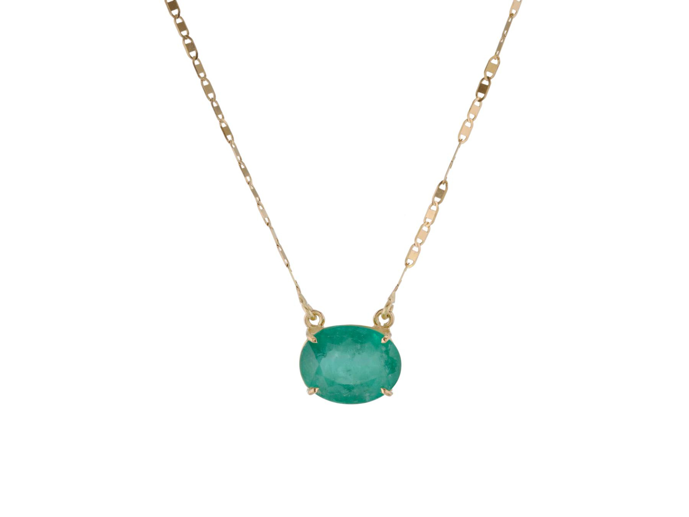 Foto de Gargantilha de ouro amarelo 18k e esmeralda oval regulando 5,50ct. Cerca de 3,5g.