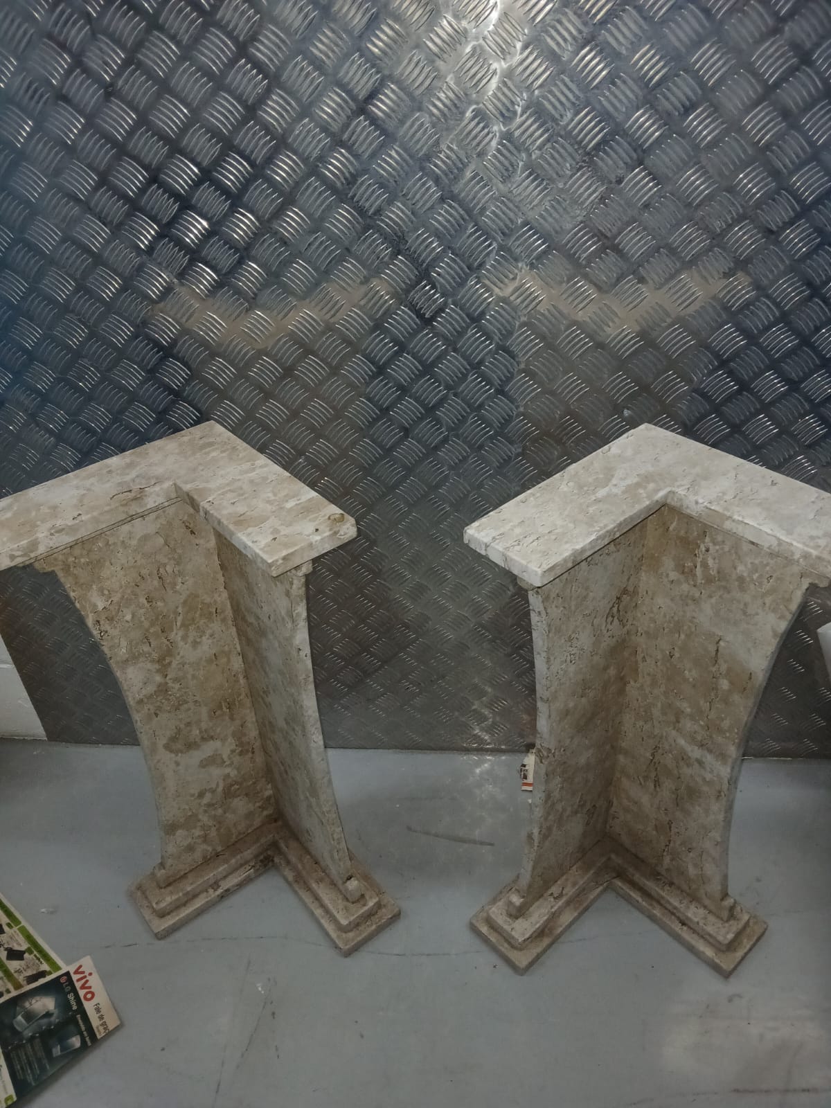 Foto de Box 2114 - 4,5m2BENS:cômoda de madeira; Armário de cozinha; base mármore; caixa com copos e pratos; estrado de madeira; máqu... Local do bem: Rua Bela, 1030 - São Cristóvão - Rio de Janeiro/RJ