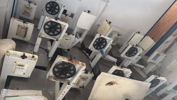 Foto de DIVERSAS MÁQUINAS DE SERRA DE FITA E MÁQUINA DE LAVAR