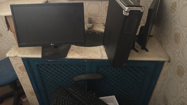 Foto de DIVERSOS EQUIPAMENTOS SUCATEADOS: BALANÇAS, BIOMBOS, JARDINEIRA, CADEIRAS, CPUS, ESTABILIZADORES, VENTILADORES, MACAS E OUTROS