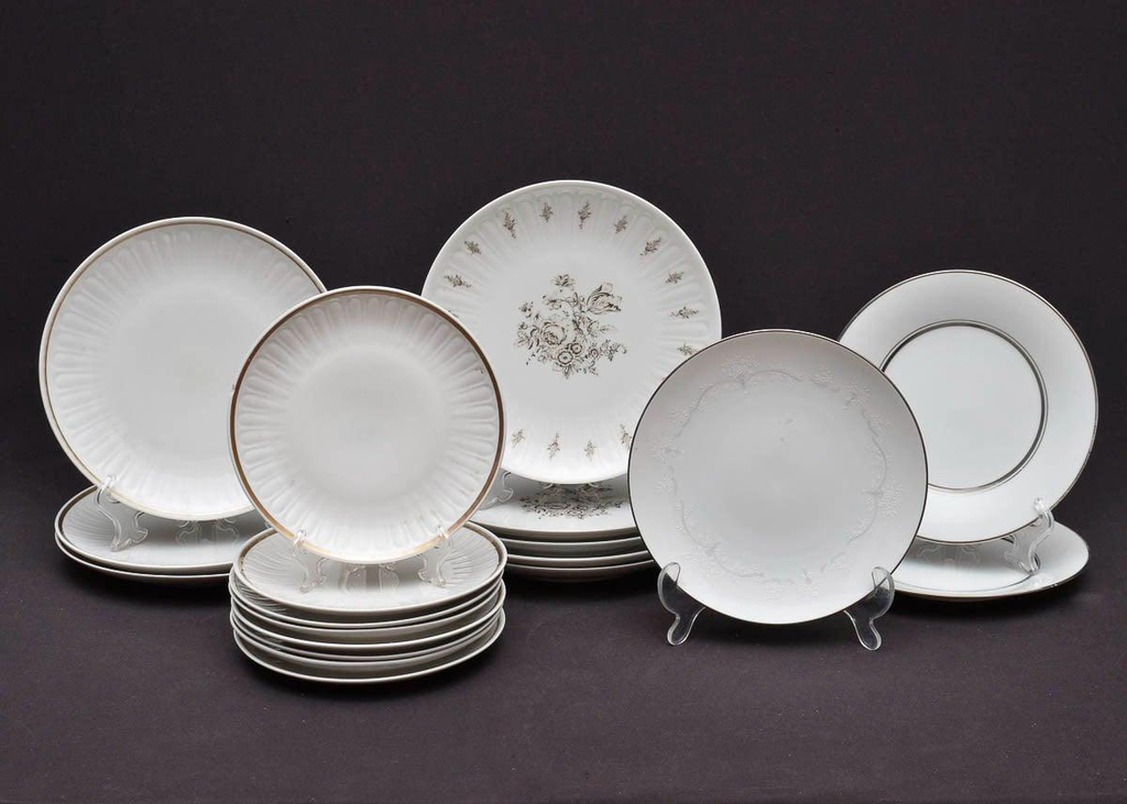 Foto de LOTE CONTENDO 19 PRATOS DE PORCELANA. DIVERSAS MARCAS E MODELOS (TAMANHOS VARIADOS SENDO A PEÇA MAIOR COM 22 CM - UM PRATO DOS PRATOS POSSUI PEQUENA AVARIA)