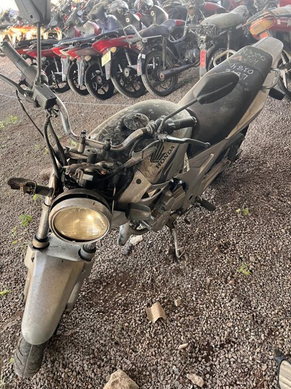 Foto de HONDA/CBX 250 TWISTER, ANO/MOD 2006/2006, COR PRATA, COMBUSTIVEL GASOLINA, PLACA IAA0194 - AL, RENAVAM 881655953, ID CHASSI 9C2MC35006R02129