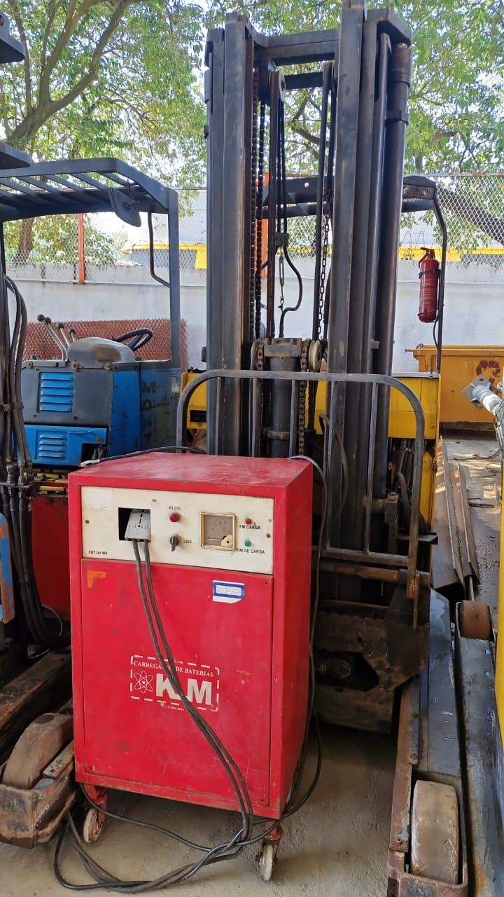 Foto de Empilhadeira Industrial Amarela - Movimentação de Cargas