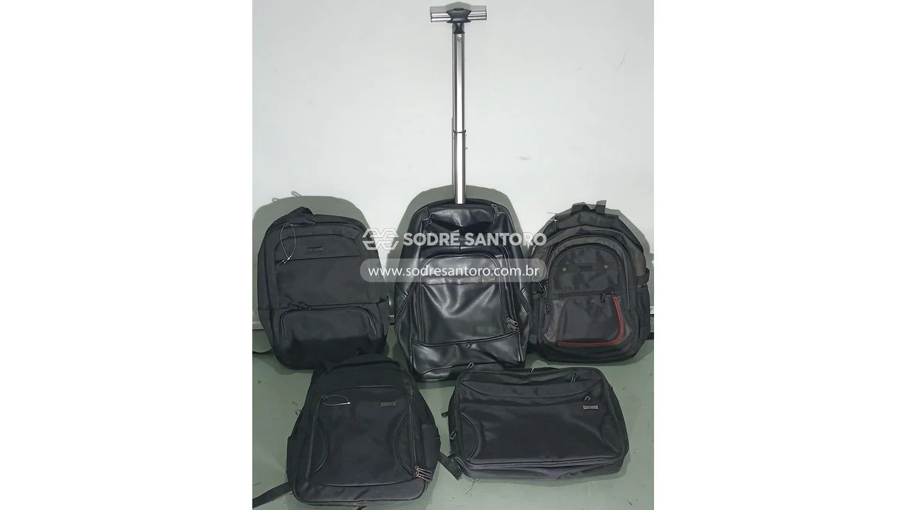 Foto de 4 mochilas e 1 mala