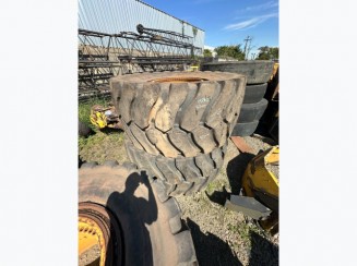 Foto de 3 Pneus com Rodas Michelin 45/65 R45