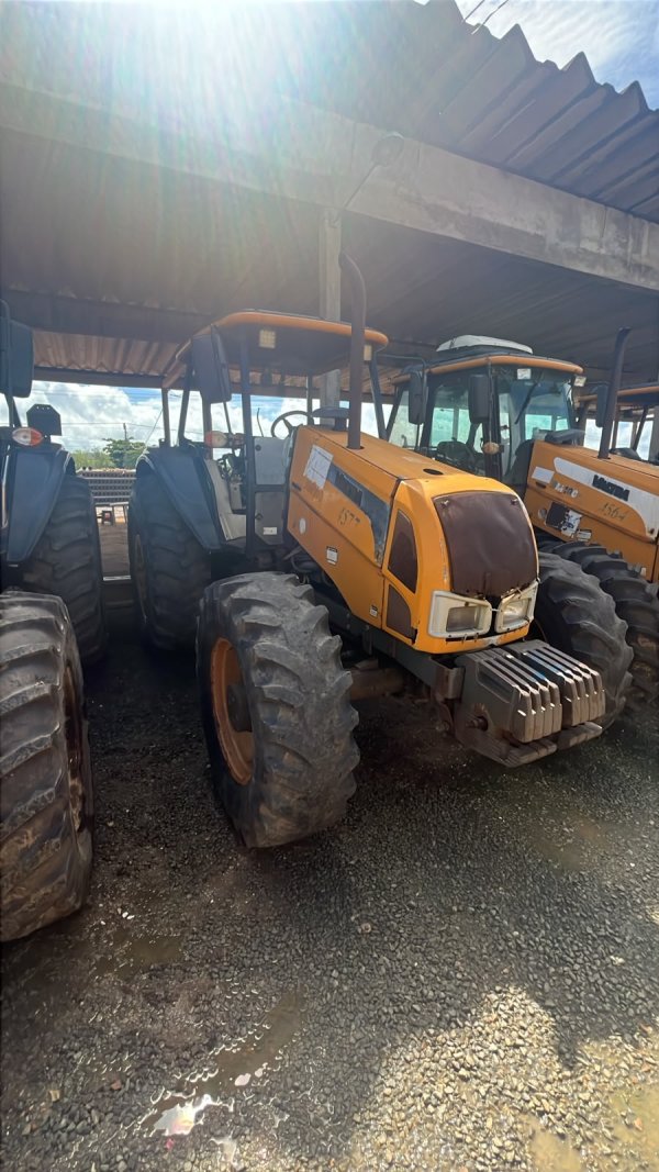 Foto de TRATOR VALTRA BM 100 4X4, ANO 2015, COR AMARELA, Nº 4577. (APROX. 13.765 HORAS TRABALHADAS)