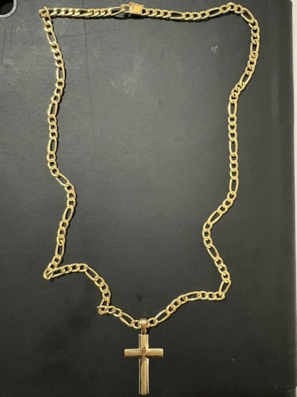 Foto de Corrente em ouro 18K amarelo medindo 30 cm de cumprimento fechada, com pingente em cruz em ouro 18K amarelo, com massa de 15,5 g