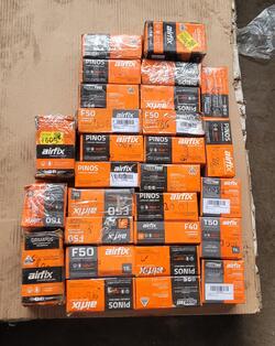 Foto de 9 UN - PINO T50 AIRFIX 3.040 PINOS - 4 UN - PINO F50 5.000 UN - 6 UN - PINO F50 AIRFIX 5.000 UN - 4 UN - PINO T50 2.500 PINOS - 3 UN - GRAMPO PCN 50/19 AIRFIX - 2 UN - PINO F40 AIRFIX - NO ESTADO EM QUE SE ENCONTRAM.