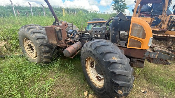 Foto de SUCATA DE TRATOR VALTRA BH 180 4X4, ANO 2014, COR AMARELA, Nº 4571. (APROX. 25.145 HORAS TRABALHADAS)