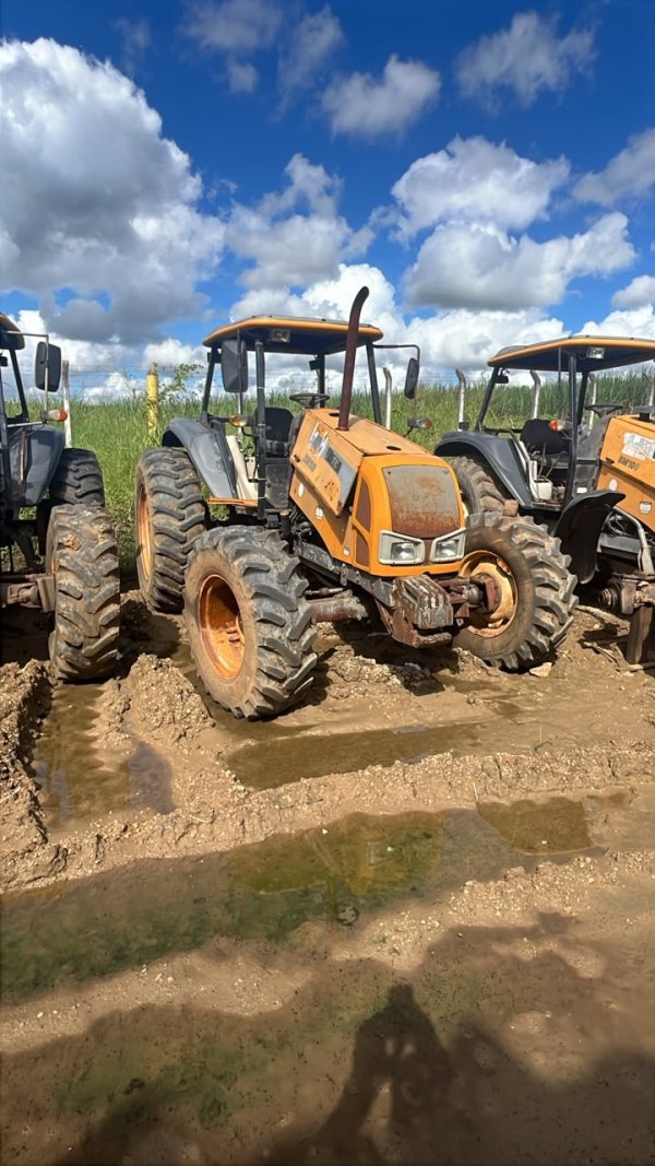 Foto de TRATOR VALTRA BM 100 4X4, ANO 2014, COR AMARELA, Nº 4570. (APROX. 13.406 HORAS TRABALHADAS)