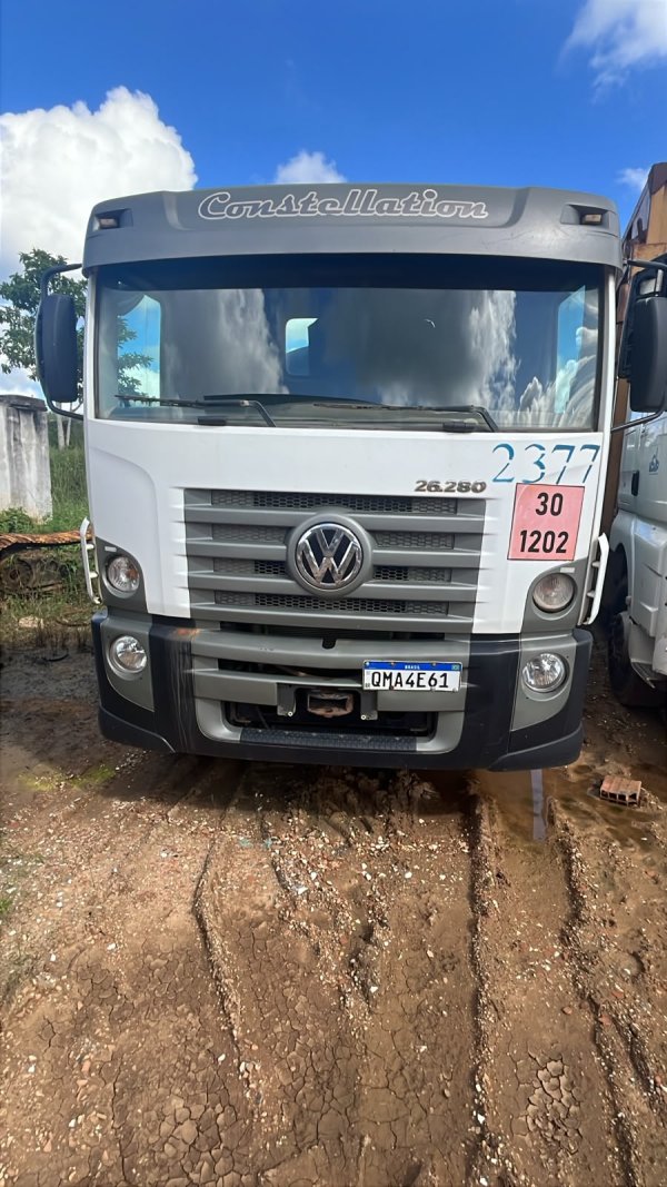 Foto de CAMINHÃO MELOSA VW/26.280 CRM 6X4, ANO/MOD 2016/2017, COR BRANCA, COMBUS DIESEL, PLACA QMA4E61, Nº 2377. (APROX. 327.190 KMS RODADOS)