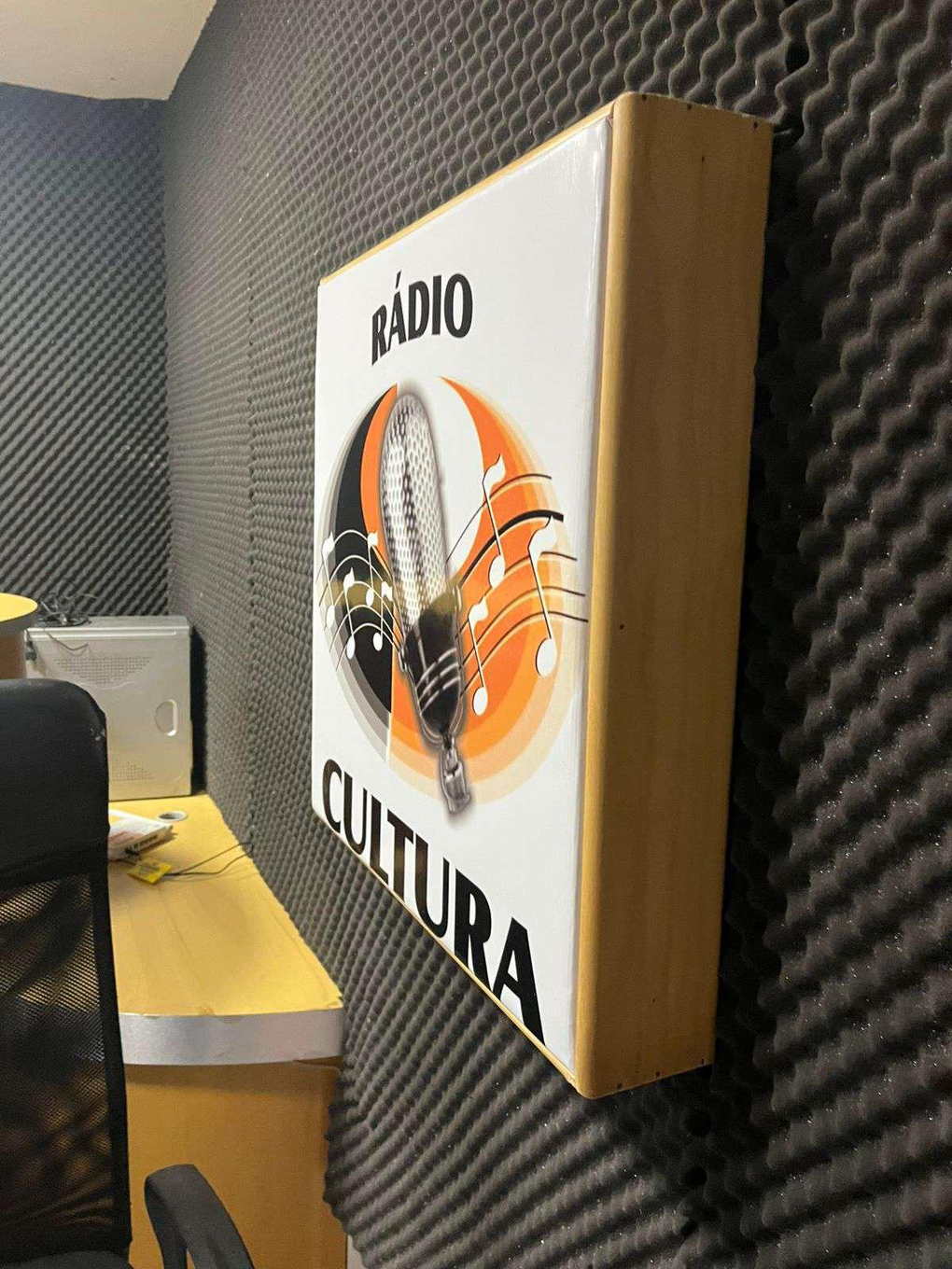 Foto de Dois quadros decorativos da Rádio Cultura