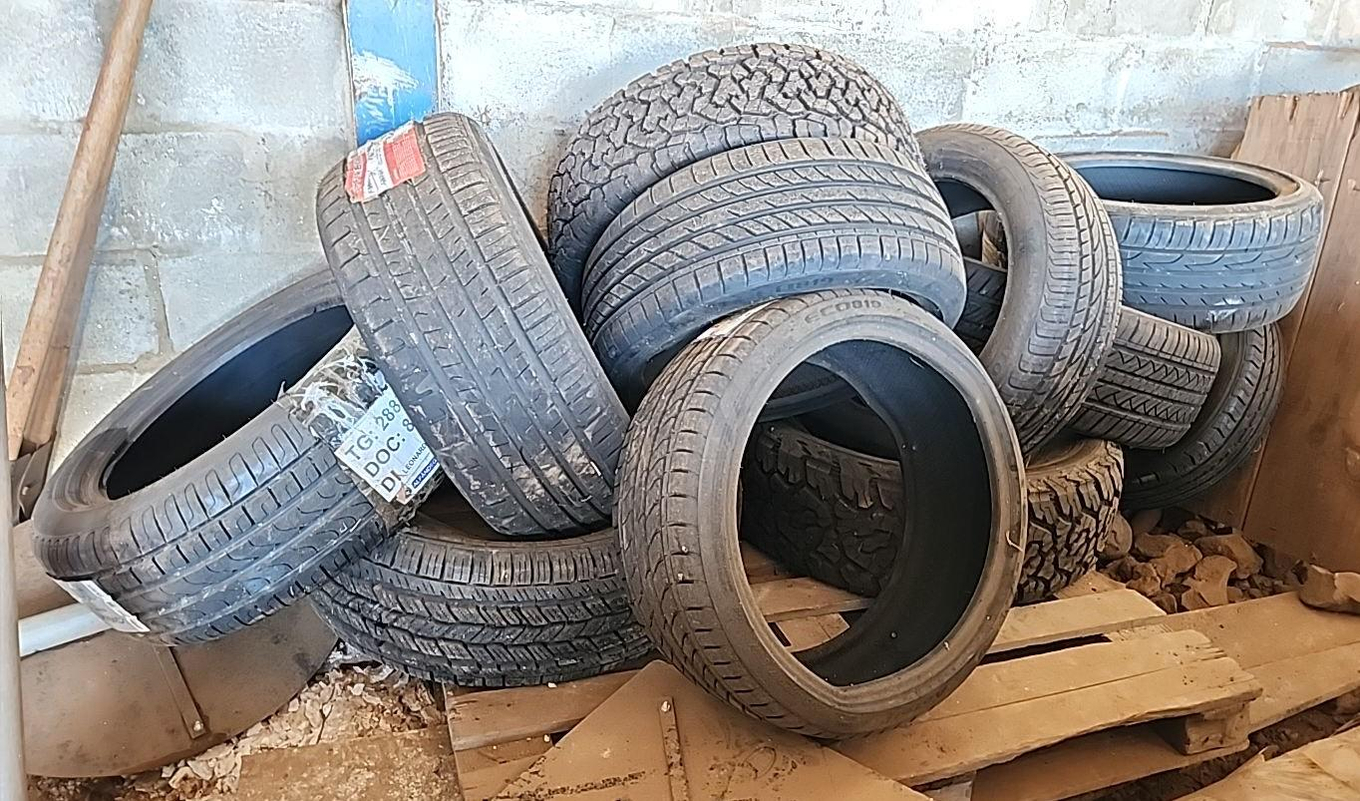Foto de SUCATA DE PNEUS DIVERSOS SEM USO E PNEUS USADOS