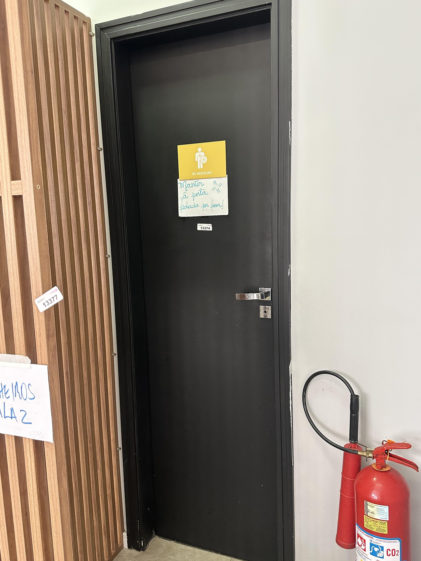 Foto de 2 PORTAS - COM BATENTE E GUARNIÇÕES - (AVALIAÇÃO DA RETIRADA SEM QUEBRA DO BEM, POR CONTA E RISCO DO COMPRADOR) - CÓDIGO: 13374 - MEDIDAS APROX.: 2100X600MM - LOCAL: BANHEIROS SALA 2