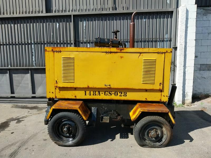 Foto de GERADOR DE SOLDA BAMBOZZI , MOTOR DIESEL PERKINS , GERADOR TN8B/63 SOB CARRETA (Ref.: LL6-21638)