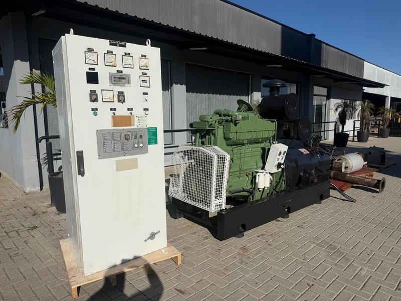 Foto de GERADOR DIESEL CUMMINS 440 KVA MAQUIGERAL COM PAINEL . (Ref.: SB113-21640)