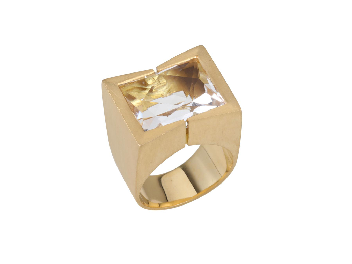 Foto de Antonio Bernardo - Anel de ouro amarelo 18k e quartzo incolor. Cerca de 17,8g. Medida 15.
