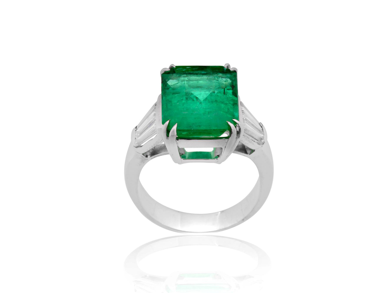 Foto de Anel de ouro branco 18k, diamantes lapidação trapézio e esmeralda regulando 7,50ct. Cerca de 8,4g. Medida 16.