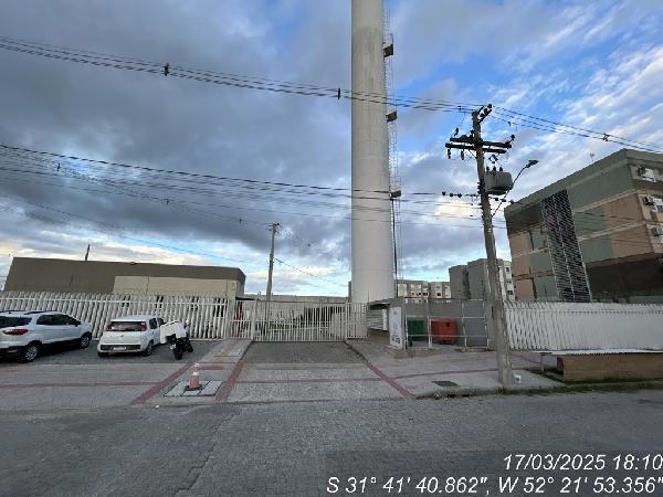 Foto de Apartamento em leilão no bairro Tres Vendas em Pelotas - RS