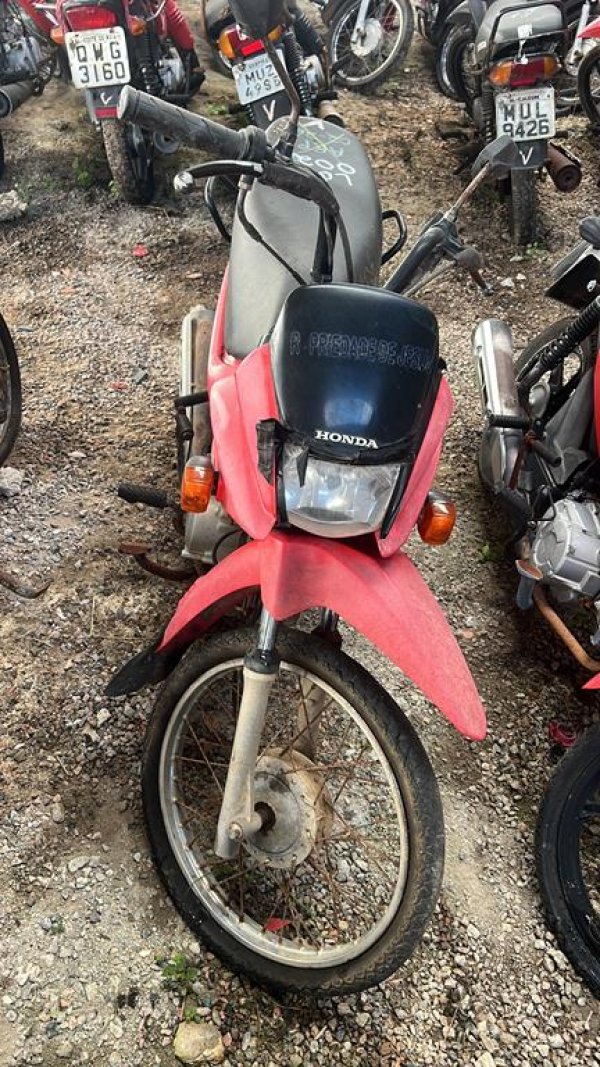 Foto de HONDA/POP100, ANO/MOD 2014/2015, COR VERMELHO, COMBUSTIVEL GASOLINA, PLACA ORL8498 - AL, RENAVAM 1030785071, ID CHASSI 9C2HB0210FR427441, ID