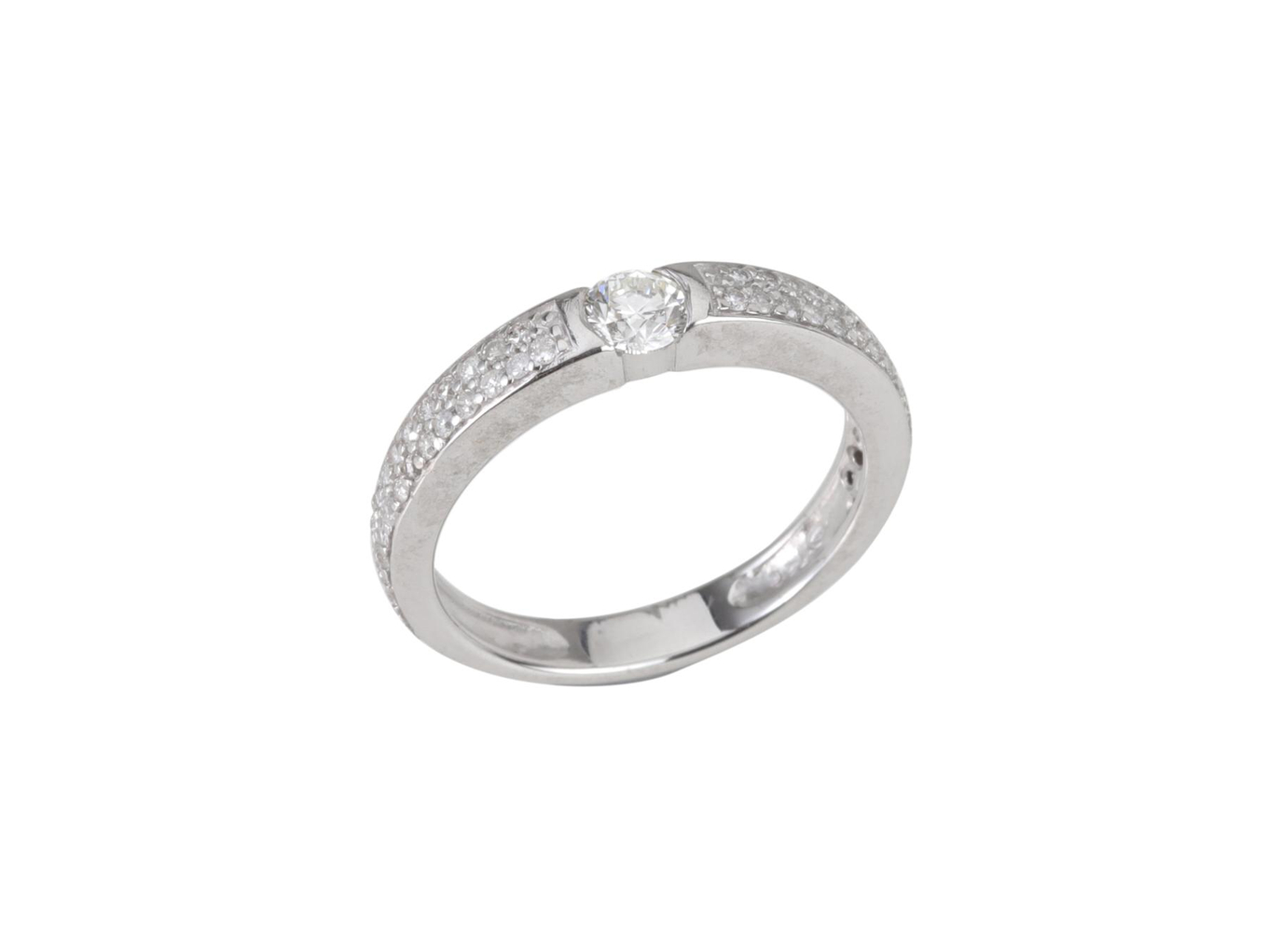 Foto de Vivara - Anel de ouro branco 18k e diamantes lapidação brilhante. Central regulando 0,25ct. Cerca de 3,5g. Medida 15.