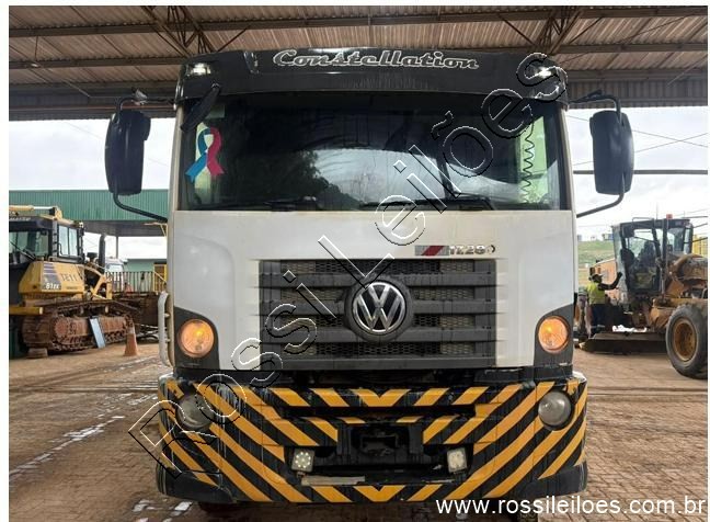 Foto de VOLKSWAGEN 17.280 CONSTELLATION - COMBOIO ABAST LUBRIF 8000L - GASCOM. FROTA: 214051 Trucado, Autom