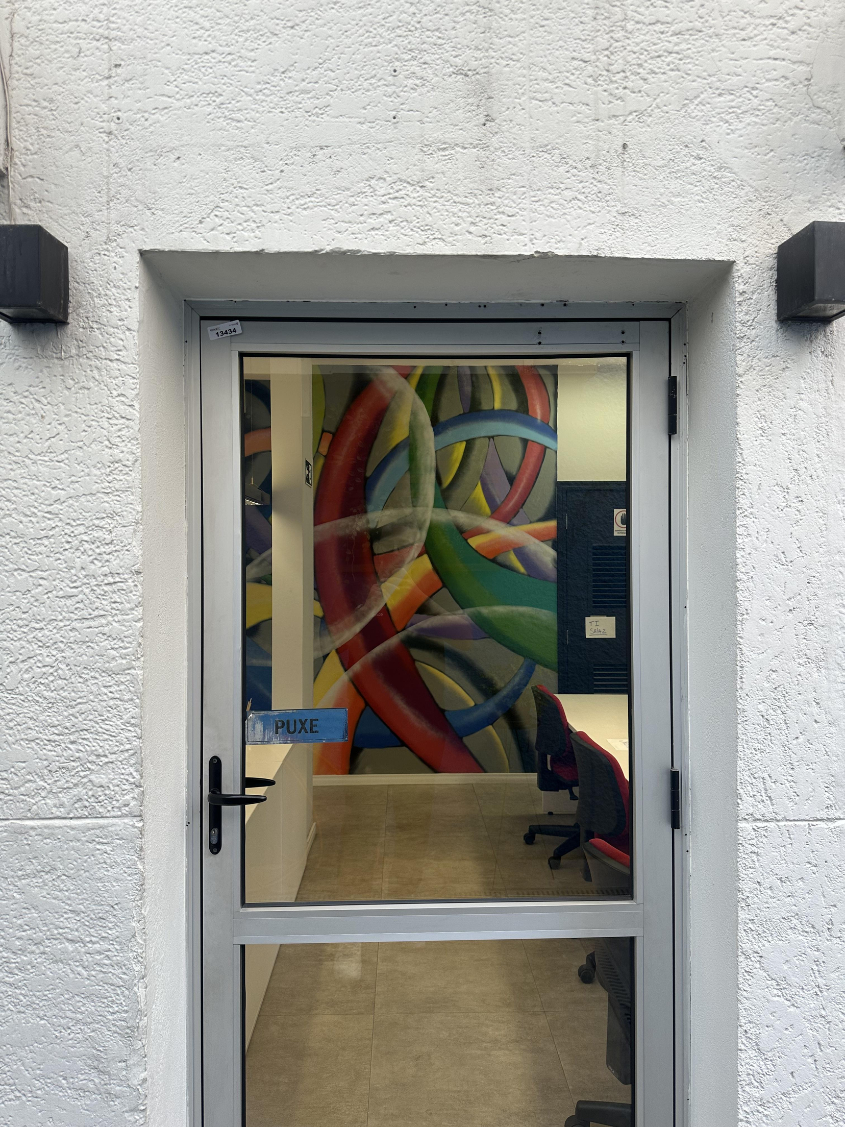 Foto de PORTA DE VIDRO E ALUMÍNIO - COM BATENTE E GUARNIÇÕES - (AVALIAÇÃO DA RETIRADA SEM QUEBRA DO BEM, POR CONTA E RISCO DO COMPRADOR) - CÓDIGO: 13434 - MEDIDAS APROX.: 2060X900MM - LOCAL: ÁREA EXTERNA
