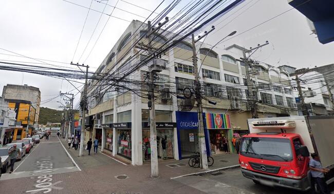 Foto de Apartamento 301, situado na Rua Bento José Ribeiro, nº 18, Centro, Cabo Frio/RJ, com área total edificada de 86,00m². Prédio: misto (residencial e comercial)