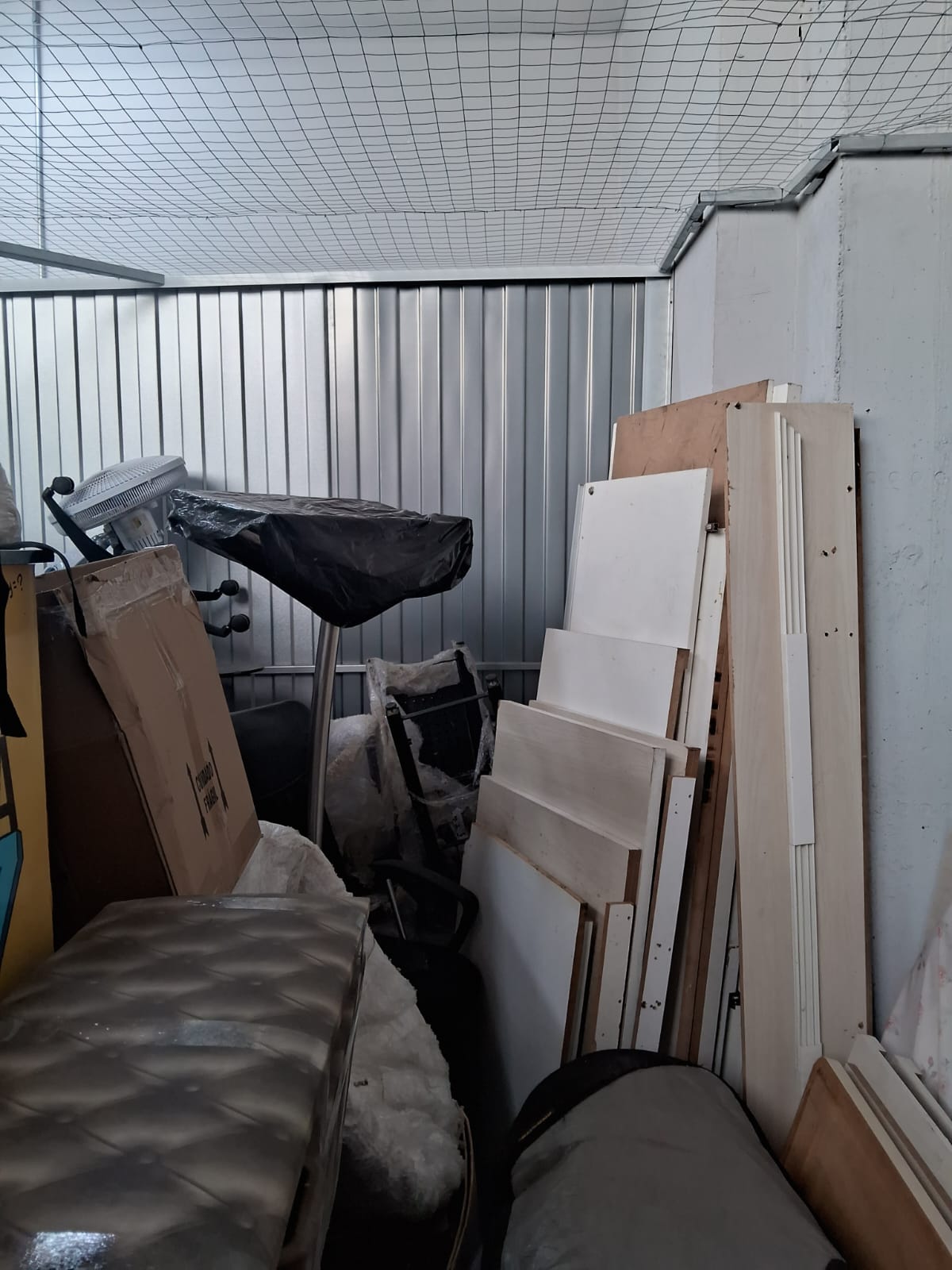 Foto de Box 1000 - 25,14m2 BENS:6 1 Geladeira, 5 TVs, 1 Poltrona, 2 Caiaque, 1 Prancha de surf, 4 Remo, 4 Malas, 1 Porta, 3 Cadeiras... Local do bem: Av Otaviano Alves de Lima, 4694 - Freguesia do Ó - São Paulo/SP