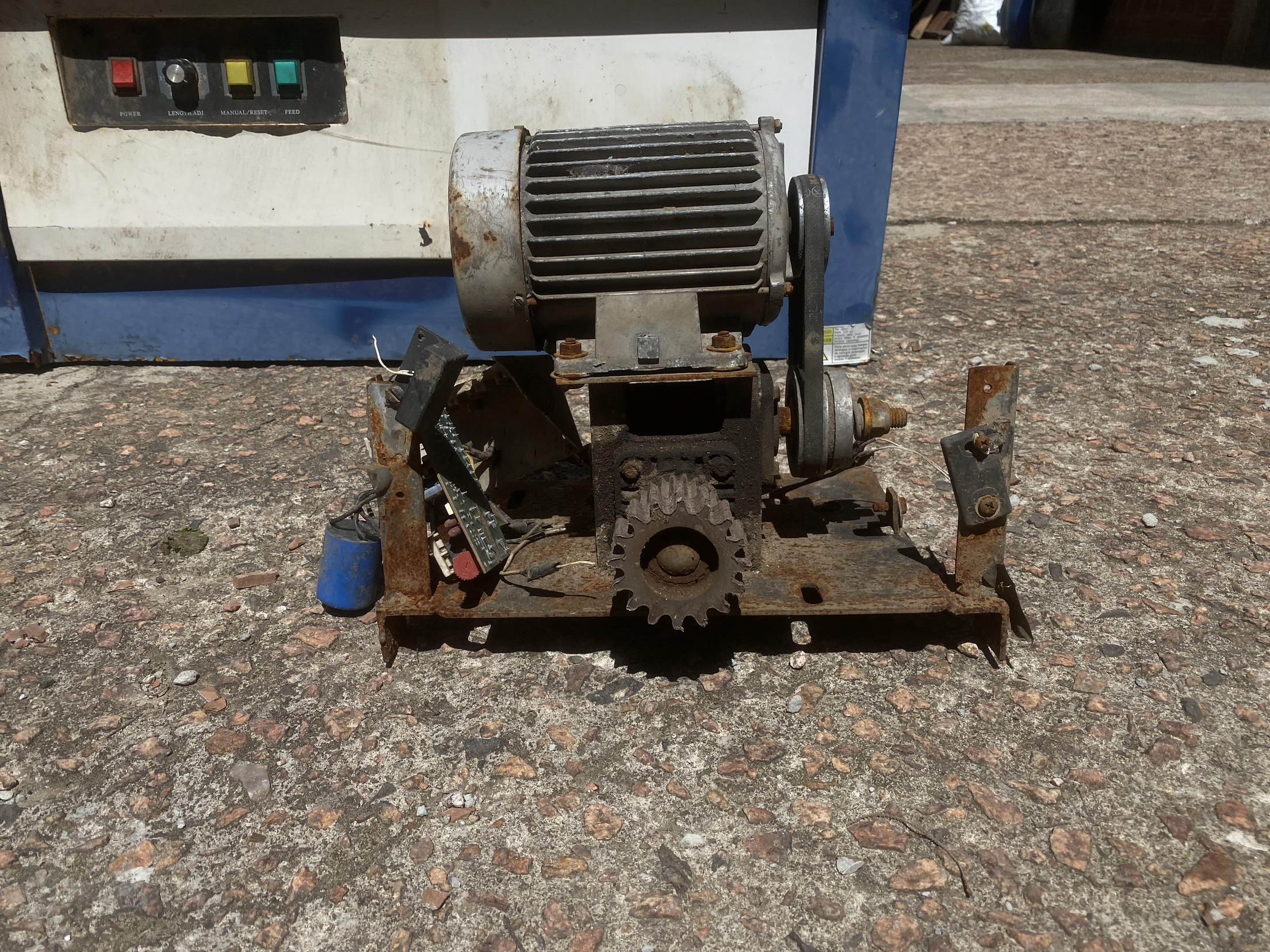 Foto de MOTOR DE PORTÃO (QUANDO FOI DESMOBILIZADO ESTAVA EM FUNCIONAMENTO)