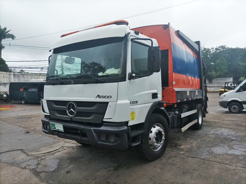 Foto de MERCEDES BENZ ATEGO 1729 CL COMPACTADOR 15M³ USIMECA 2019 / 2019 BRANCA DIESEL