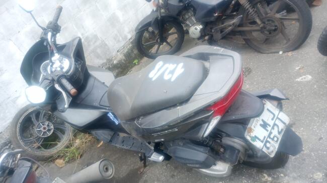 Foto de Honda/Pcx 150 | LMJ9621/RJ | 2016/2017 | Chassi: 9C2KF2200HR100723 | Renavam: 1100969796 | Motor: KF22E0H100723 | Cinza | Gasolina | Veículo Conservado